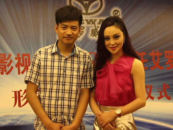 陈星与刘朵朵合影留念