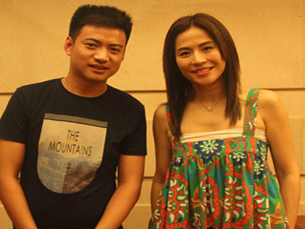 星娱经纪人香港知名艺人宣萱合影留念