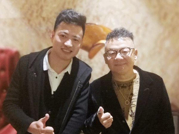 陈星与著名歌手《朋友的酒》原唱李晓杰合影留念