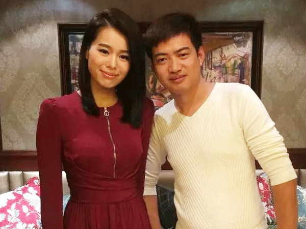 星娱经纪人与胡杏儿合影留念