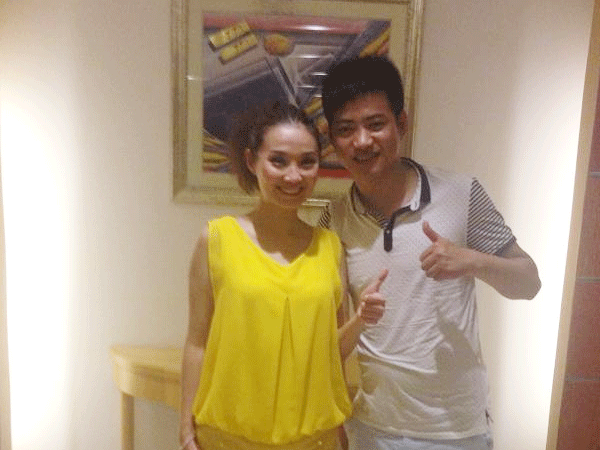 星娱经纪人与许秋怡合影