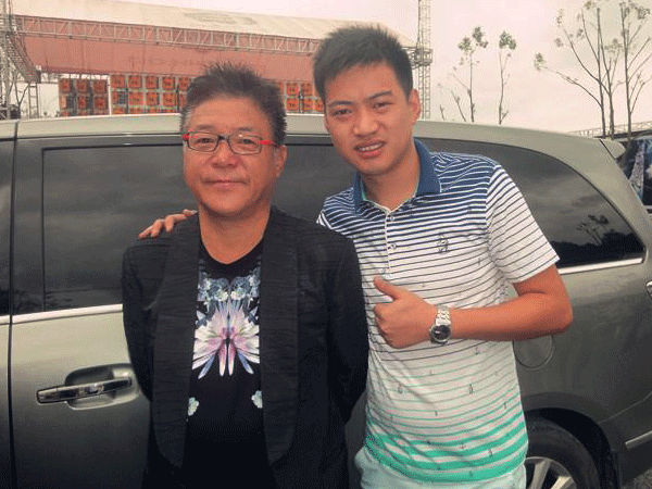 星娱经纪人与姜育恒合影