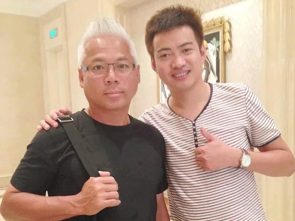 星娱经纪人与巫启贤合影