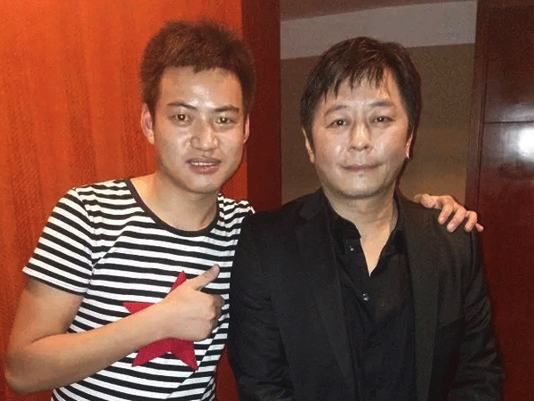 星娱经纪人与王杰合影留念