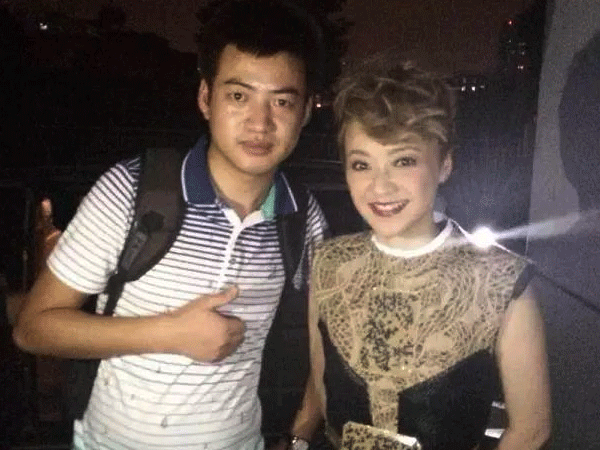 星娱经纪人与陈慧娴合影留念