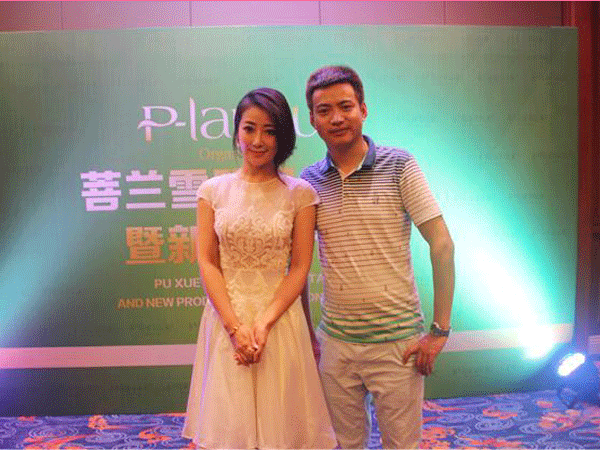 星娱经纪人与陈紫函合影