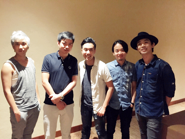 星娱经纪人与“杀手锏”乐对主唱陈乐基合影留念