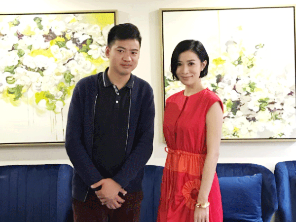 星娱经纪人再度与香港知名佘诗曼合影留念