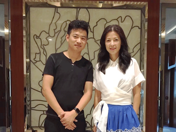 星娱经纪人与台湾知名艺人陈明真合影留念