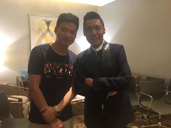 星娱经纪人与屠洪刚老师合影留念