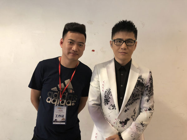 星娱经纪人与石头合影留恋