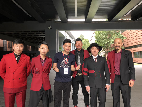 星娱经纪人与额尔古纳乐队合影